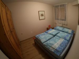 um pequeno quarto com uma cama e uma janela em Vila Jovanka Zlatibor em Palisat
