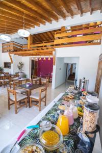 stół z jedzeniem w pokoju w obiekcie PUNTO SUR HOTEL BOUTIQUE w mieście Malargüe