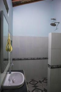 Ένα μπάνιο στο gery watukarung surfcamp