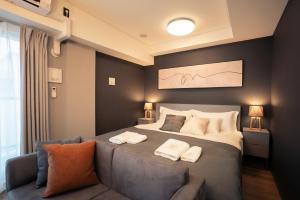 Postel nebo postele na pokoji v ubytování 谷町君HOTEL 心斎橋東32
