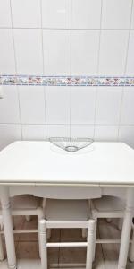 um lavatório branco na casa de banho com um espelho em Ocean Pearl Apartment K em Funchal