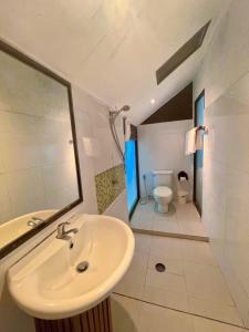 y baño con lavabo y aseo. en Koh Kwang Beach Resort, en Ban Ko Kwang