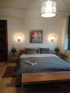 sypialnia z dużym łóżkiem w pokoju w obiekcie Lumen 1-bedroom apartment in the heart of Trikala w mieście Tríkala