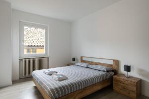 מיטה או מיטות בחדר ב-Rose 2 Apartment by Quokka 360 - duplex on 2 floors with balcony