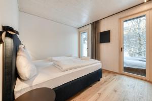 - une petite chambre avec un lit et une fenêtre dans l'établissement Appartement Zentral mit Panoramasauna by A-Appartments, à Brand