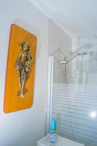 Una foto di una donna su un muro accanto a una doccia di The Highfield Villa, 5 bedrooms, Northampton Centre, Sleeps 10 a Kingsthorpe