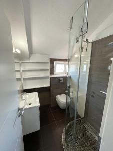 ein Bad mit einer Dusche, einem Waschbecken und einem WC in der Unterkunft La Mare in Vodice