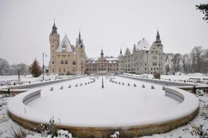 ein großes Gebäude mit Schnee vor der Tür in der Unterkunft Apartamenty Moszna - blisko Zamku, Jacuzzi, widok na las in Moschen + 54 Fotos