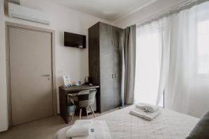 巴勒瑟的住宿－B&B Marilu Vacanze by MONHOLIDAY，一间卧室配有一张床、一张书桌和一台电视