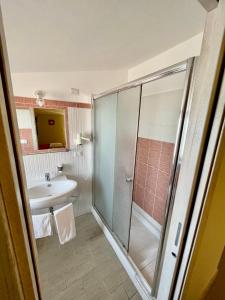 Hotel Al Rustico في Crosia: حمام مع دش ومغسلة