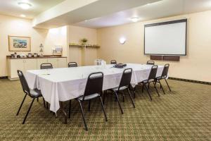 einen Konferenzraum mit einem großen weißen Tisch und Stühlen in der Unterkunft Super 8 by Wyndham Amherst NS in Amherst