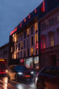 un bâtiment dans une rue de la ville avec des voitures dans l'établissement ibis Lviv Center, à Lviv