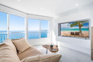 - un salon avec un canapé et une vue sur l'océan dans l'établissement Principado Loix Apartment Deluxe 17C Levante Beach, à Benidorm