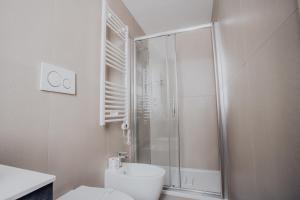 巴勒瑟的住宿－B&B Marilu Vacanze by MONHOLIDAY，带淋浴和卫生间的白色浴室