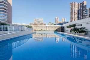 une piscine dans une ville avec de grands bâtiments dans l'établissement Principado Loix Apartment Deluxe 17C Levante Beach, à Benidorm