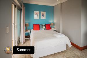 Pretoria的住宿－All Seasons Boutique Hotel，卧室配有带红色枕头的大型白色床