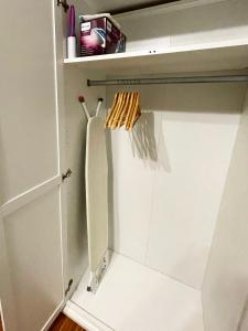 eine Küche mit einem weißen Schrank mit einer Schublade in der Unterkunft Apartment Fulda Aue in Fulda