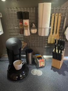 eine Kaffeemaschine auf der Theke mit einer Tasse Kaffee in der Unterkunft Apartment Fulda Aue in Fulda