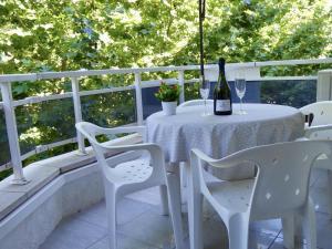 una mesa blanca y sillas con una botella de vino en APARTBEACH SALOU y PLAYA 742 en Salou