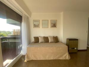 1 dormitorio con cama y ventana grande en Balcón de Playa Grande - Hermoso 2 amb con cochera a la calle- Solo FAMILIAR en Mar del Plata