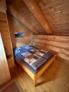 Łóżko lub łóżka w pokoju w obiekcie Almhaus Heidi Nockberge