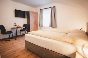 a hotel room with a bed and a table at Haus Österreich - Familie Digruber in Lackenhof