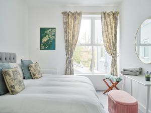 Katil atau katil-katil dalam bilik di Curb Properties - Super 2 Bed Apartment 5 Min From Town Centre +4 gambar