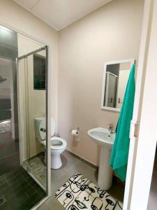 A bathroom at Modern 2 bedroom at Waterfall Ridge-Midrand