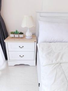 Llit o llits en una habitació de Grand Avenue Pattaya Residence 6floor