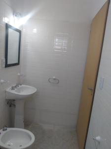 ゴドイ・クルスにあるComplejo JuanXXIIIのバスルーム(洗面台、トイレ、鏡付)