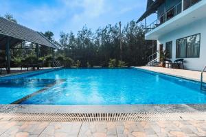 een zwembad voor een huis bij The Spectrum Resort - Chikmagalur in Chikmagalūr