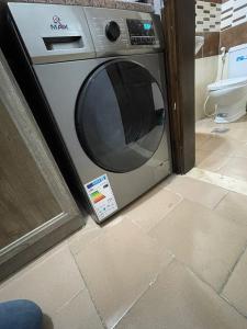 um micro-ondas sentado no chão ao lado de um WC em old town apartment em Aqaba