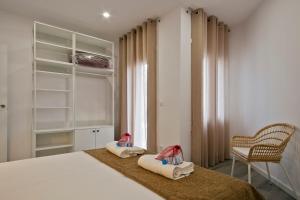sypialnia z łóżkiem z dwoma ręcznikami w obiekcie Alcam Badalona Roger 2 w mieście Badalona