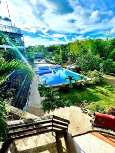 vista para uma piscina num jardim em Casa de Robles Tanay Rizal em Tanay
