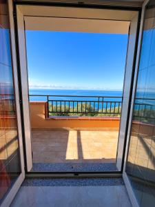 A general sea view or a sea view taken from Az apartmant