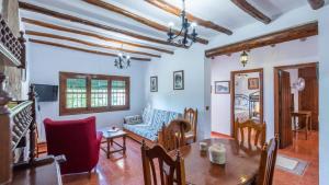 ein Wohnzimmer mit einem Tisch und einem Sofa in der Unterkunft Las Casitas de los Cano Archidona by Ruralidays in Archidona