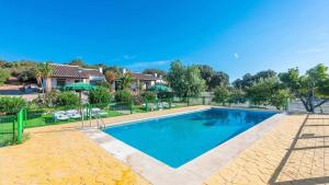 einen Pool in einem Hof mit einem Haus in der Unterkunft Las Casitas de los Cano Archidona by Ruralidays in Archidona