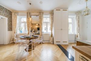 a kitchen and dining room with a table and chairs at Schubert's Creative Luxury Haven in Vienna