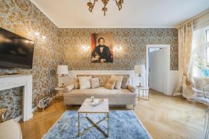 sala de estar con sofá y chimenea en Schubert's Creative Luxury Haven en Viena