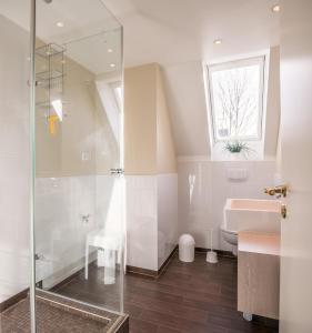 La salle de bains est pourvue d'une douche, d'un lavabo et de toilettes. dans l'établissement "Appartementhaus Meeresbucht" Appartementhaus Meeresbucht Whg 8, à Büsum
