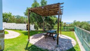 A garden outside Chalet Algar by Ruralidays