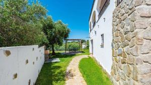 A garden outside Chalet Algar by Ruralidays