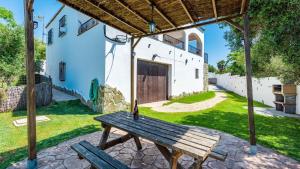 A garden outside Chalet Algar by Ruralidays