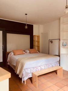 Un dormitorio con una cama grande y un banco en Hotel Contà Taste The Experience, en Pieve di Soligo
