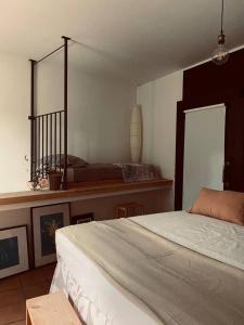 Schlafzimmer mit einem Bett und einem Tisch mit einem Spiegel in der Unterkunft Hotel Contà Taste The Experience in Pieve di Soligo