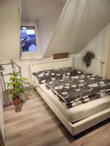 ein Schlafzimmer mit einem Bett mit einer schwarzen und weißen Decke in der Unterkunft Gästezimmer Sakowski in Lörrach