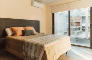 1 dormitorio con 1 cama grande y ventana grande en Terrazas del Ayuí en Concordia