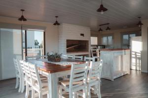 - une cuisine et une salle à manger avec une table et des chaises dans l'établissement Terrazas del Ayuí, à Concordia