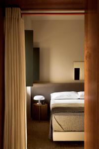 ein Schlafzimmer mit einem Bett und einem Vorhang in der Unterkunft BOSCOS APARTMENTs in Sevilla