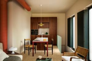 salon ze stołem i kuchnią w obiekcie BOSCOS APARTMENTs w Sewilli